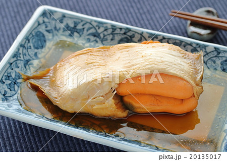 魚卵付きの赤カレイの煮付けの写真素材