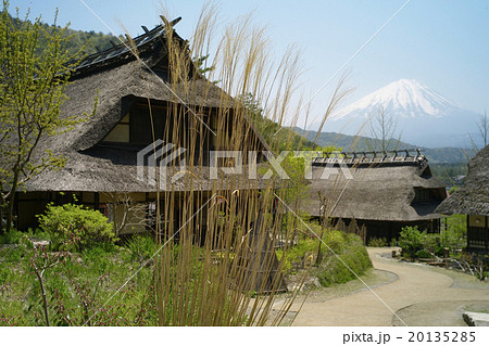富士山を望める茅葺民家集落(西湖いやしの里根場、山梨) 富士山を望める茅葺民家集落(西湖いやしの里根場、山梨) 20135285