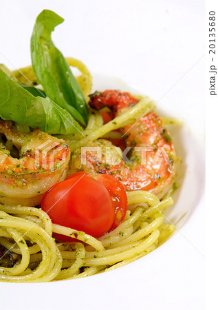 Spaghetti with sauce pesto and shrimps Spaghetti with sauce pesto and shrimps 20135680