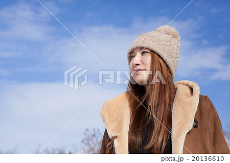 雪景色とミドルの女性 20136610