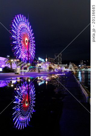 神戸モザイクガーデン大観覧車と波止場の水溜りに映える景観の写真素材