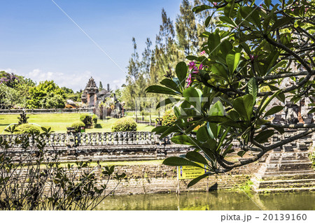 Temple in Bali, Indonesia on a beautiful sunny day 20139160