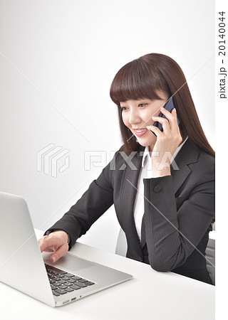 電話中の女性 20140044