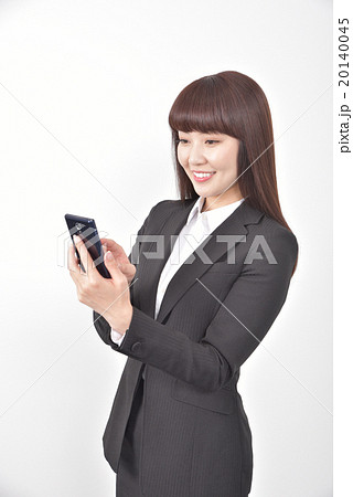 電話を掛ける女性 電話を掛ける女性 20140045