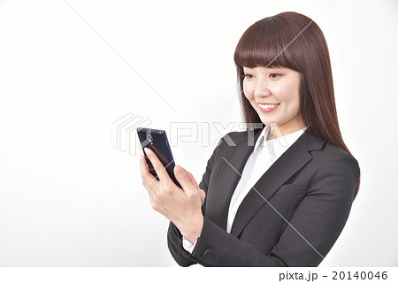 電話を掛ける女性 電話を掛ける女性 20140046