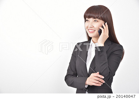 電話中の女性 20140047