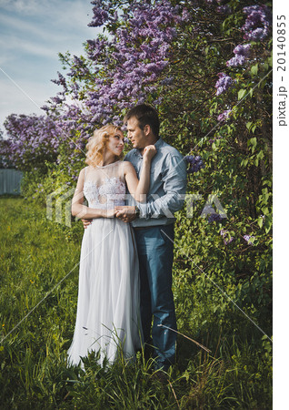 Portraits of a young pair in lilac bushes 3156. 20140855