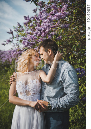 Portraits of a young pair in lilac bushes 3158. 20140857