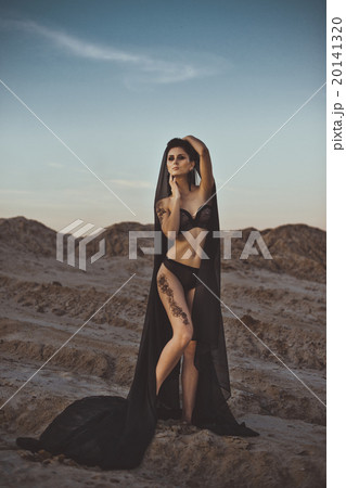 Tattoos mehndi on a nude female body 20141320