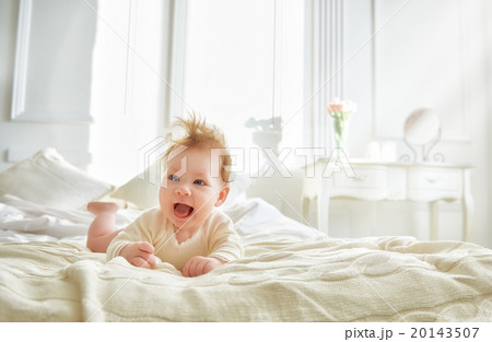 baby girl on the bed baby girl on the bed 20143507