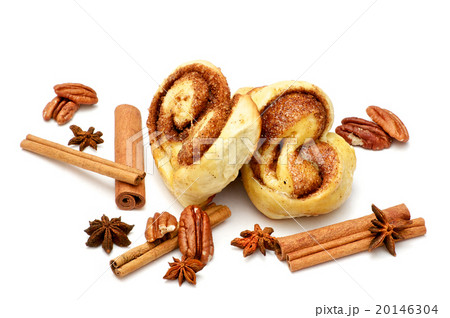 Isolated baked buns with cinnamon sticks 20146304