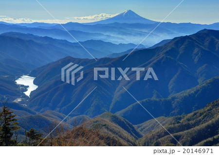 甲武信岳・戸渡尾根上部から富士山と広瀬ダム 20146971