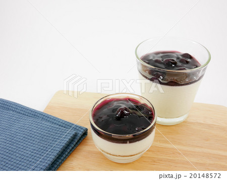The tasty homemade blueberry panna cotta 20148572