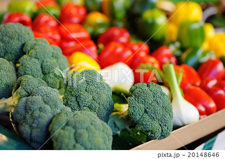 Broccoli and paprika on farmer agricultural market 20148646