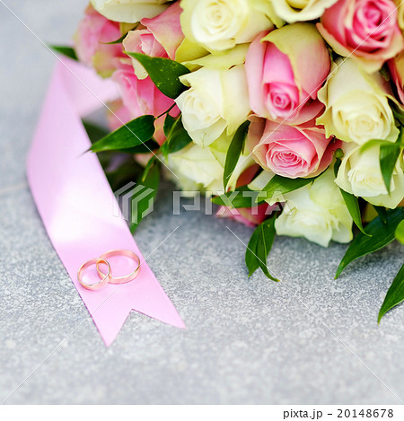 Wedding bouquet and two gold wedding rings Wedding bouquet and two gold wedding rings 20148678