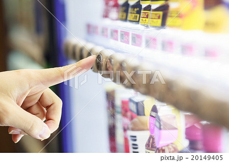 自販機でジュースを購入するビジネスマン 20149405