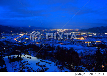 積雪の善光寺平を望む 20149451