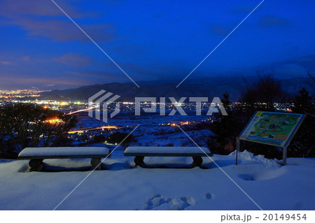 積雪の公園と善光寺平の夜景 20149454