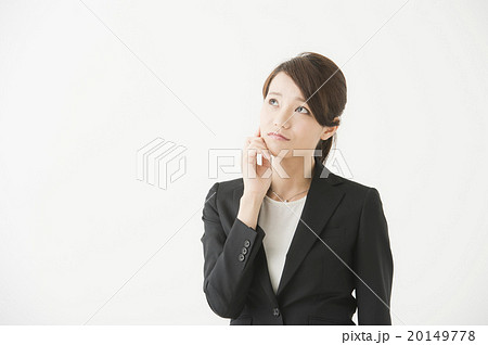 頬をおさえる女性 20代 スーツ の写真素材 20149778 Pixta