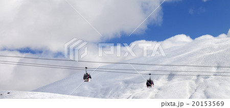 Panoramic view on gondola lifts and off-piste 20153569