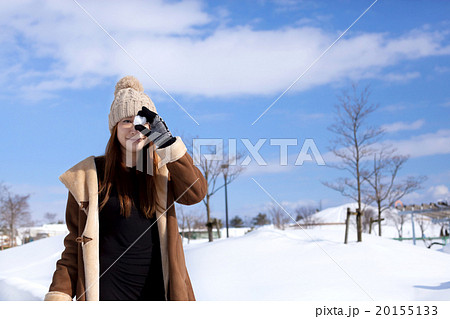 雪景色とお洒落なミドルの女性 20155133