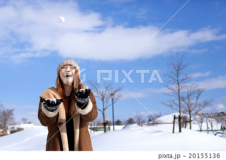 雪景色とお洒落なミドルの女性 20155136