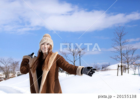 雪景色とお洒落なミドルの女性 雪景色とお洒落なミドルの女性 20155138