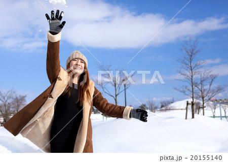 雪景色とお洒落なミドルの女性 20155140