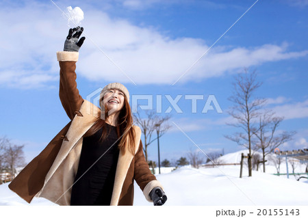 雪景色とお洒落なミドルの女性 雪景色とお洒落なミドルの女性 20155143
