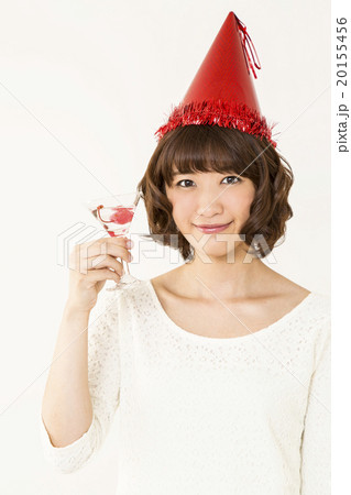三角帽子をかぶりカクテルを持つ女性の写真素材
