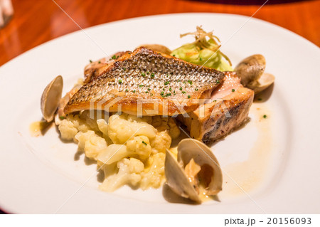 Snapper steak in clam and Cauliflowers sauce 20156093