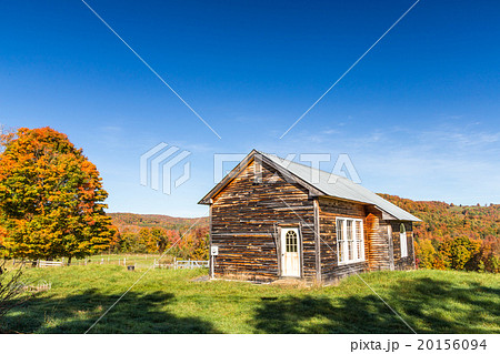 Autumn color and old barn in Vermont countryside Autumn color and old barn in Vermont countryside 20156094