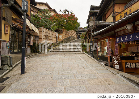 京都の名所 二寧坂 石畳と階段の写真素材