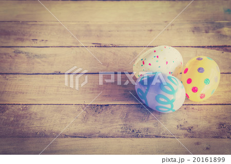 Vintage easter egg on wooden background 20161899