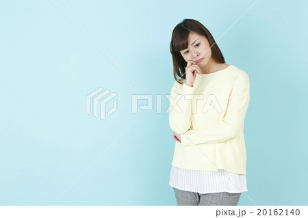 考える女性 20162140