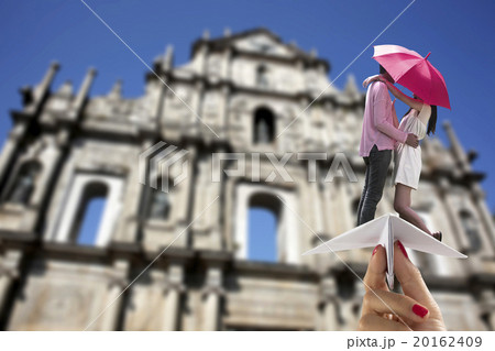 Couple ride paper plane on blur background 20162409