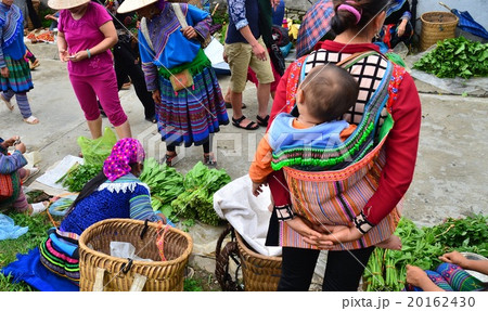 ベトナム北部　バクハの日曜市場　野菜を販売する花モン族の家族　 20162430