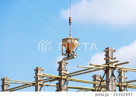 Worker working in construction on blue sky 20162847