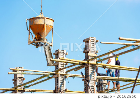 Worker working in construction on blue sky 20162850