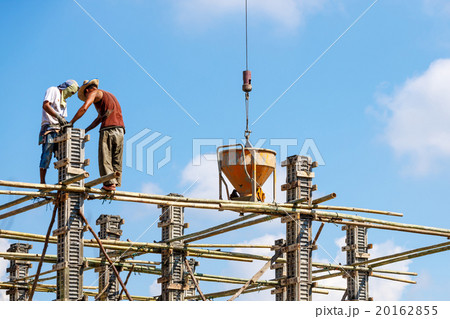Worker working in construction on blue sky 20162855