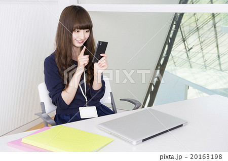 スマホを見る女性（オフィスイメージ） 20163198