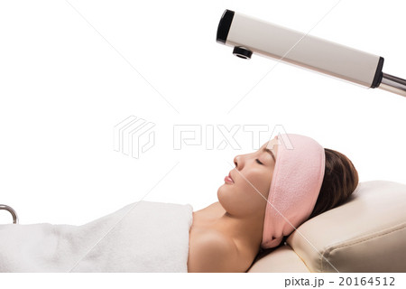 Beauty treatment with ozone facial steamer 20164512