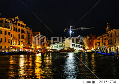 Rialto bridge (Ponte di Rialto) in Venice 20164738