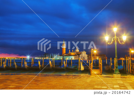 Gondolas floating in the Grand Canal 20164742