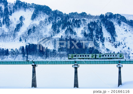 冬の錦秋湖を走る鉄道の風景 冬の錦秋湖を走る鉄道の風景 20166116