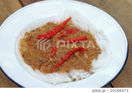 thai vermicelli or noodles in fish curry sauce 20166471