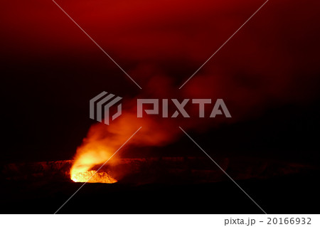 夜のハレマウマウ火口　ハワイ火山国立公園 20166932