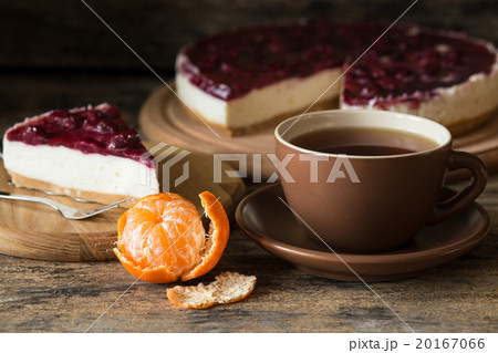 Cup of black tea with slice of cheesecake 20167066