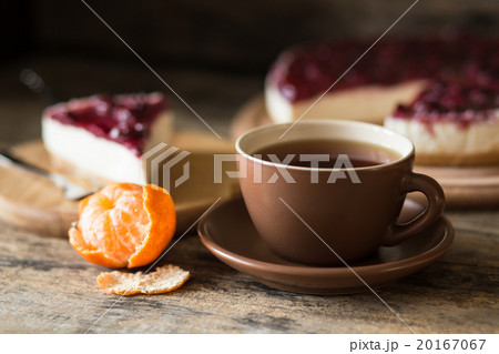 Cup of black tea with slice of cheesecake 20167067