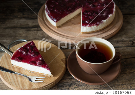 Cup of black tea with slice of cheesecake 20167068